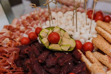 Farklı et türlerini dilimlemek. Masada atıştırmalıklar var. düğün büfesi