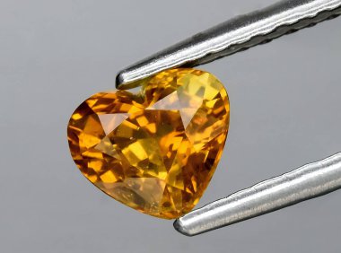 Arka planda doğal sarı chrysobeyl mücevher