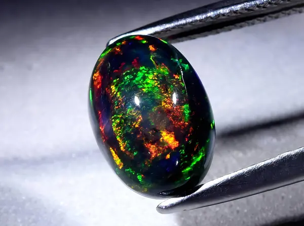 Arka planda doğal gökkuşağı çok renkli opal mücevher