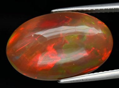 Arka planda doğal ateş turuncu opal mücevher