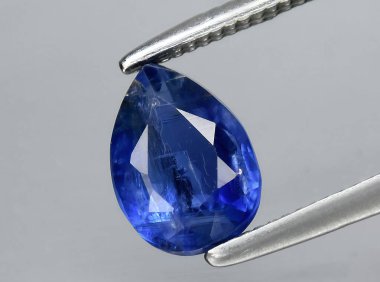 Arka planda doğal mavi kyanit mücevheri