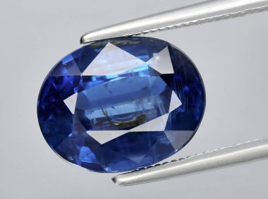 Arka planda doğal mavi kyanit mücevheri