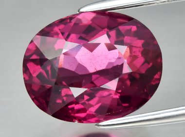 Arka planda doğal kırmızı rodolit yakut mücevheri