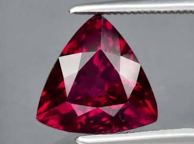 Arka planda doğal kırmızı rodolit yakut mücevheri