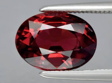 Arka planda doğal kırmızı rodolit yakut mücevheri