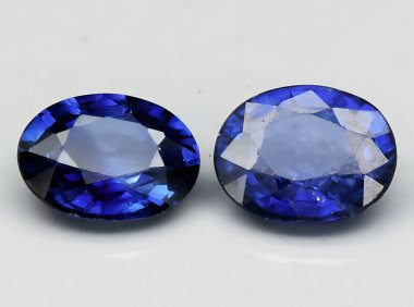 Arka planda doğal mavi safir taşı