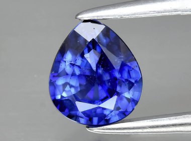 Arka planda doğal mavi safir taşı