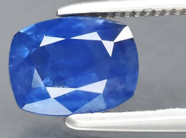 Arka planda doğal mavi safir taşı