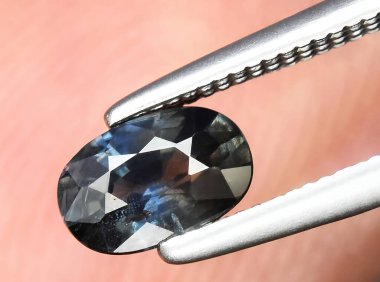 Arka planda doğal koyu mavi safir mücevher.