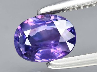 Arka planda doğal mor safir mücevheri