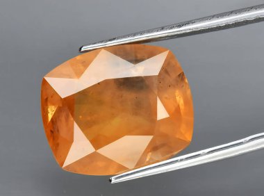 Arka planda doğal turuncu safir mücevher