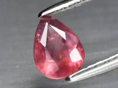 Arka planda doğal pembe safir mücevheri