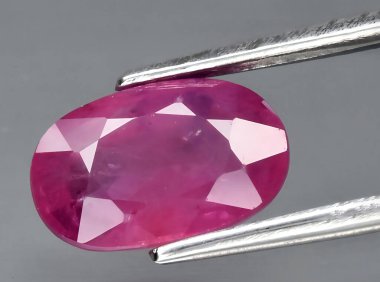 Arka planda doğal pembe safir mücevheri