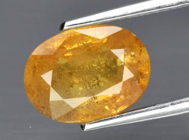 Arka planda doğal turuncu safir mücevher