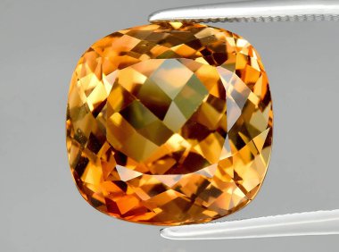 Arka planda doğal sarı imparatorluk topaz taşı