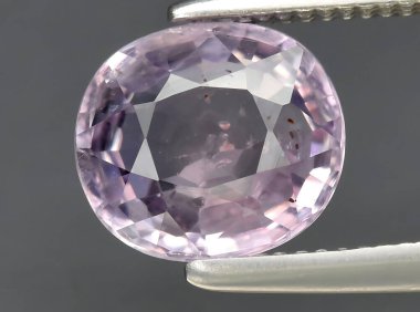 Arka planda doğal mor turmalin mücevheri