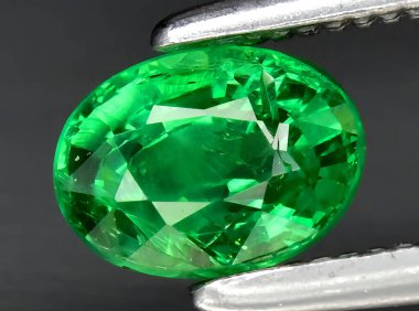 Arka planda doğal yeşil tsavorit taşından mücevher