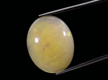 Arka planda doğal gökkuşağı çok renkli opal mücevher