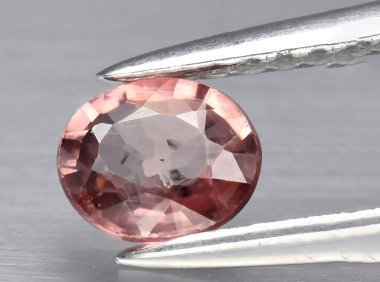 Arka planda doğal pembe zirkon taşı