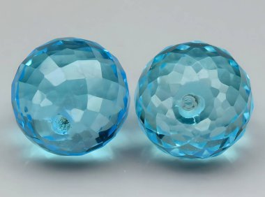 Arka planda doğal mavi topaz taşı