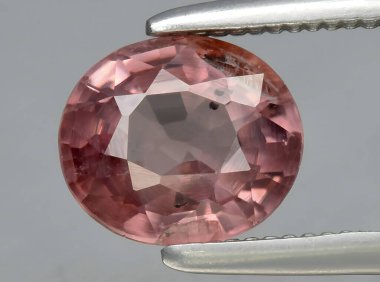 Arka planda doğal pembe turmalin mücevheri