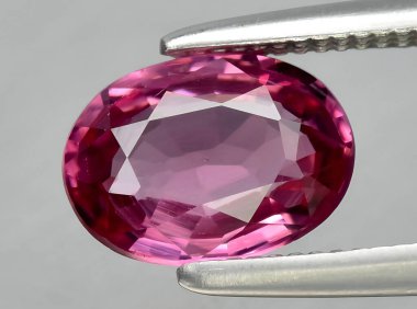 Arka planda doğal pembe turmalin mücevheri