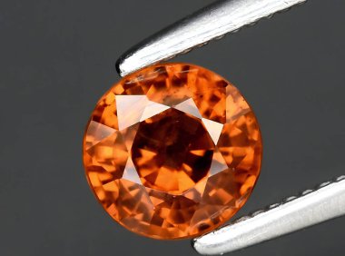 Arka planda doğal turuncu zirkon taşı
