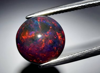 Arka planda doğal gökkuşağı opal mücevheri