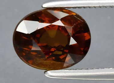 Arka planda doğal kahverengi grossular garnet mücevheri