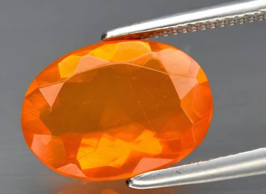 Arka planda doğal turuncu yangın opal taşı