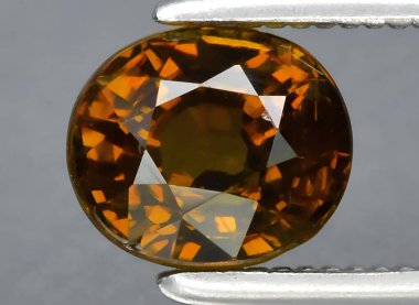 Arka planda doğal kahverengi grossular garnet mücevheri