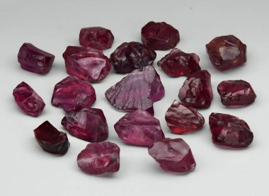 Arka planda doğal pembe rodolit taşından mücevher var.
