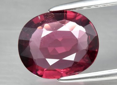 Arka planda doğal pembe rodolit taşlı mücevher.