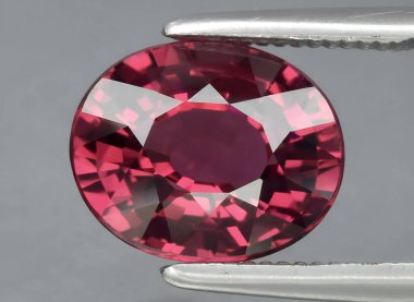 Arka planda doğal pembe rodolit taşlı mücevher.