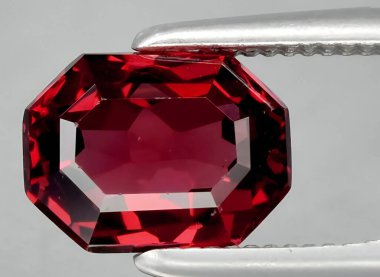 Arka planda doğal pembe rodolit taşlı mücevher.
