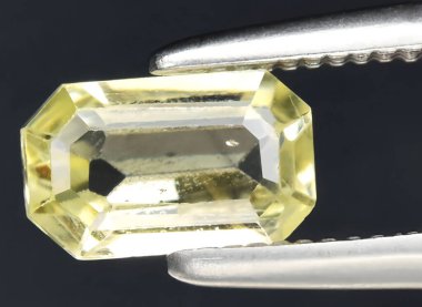 Arka planda doğal sarı safir taşı var.