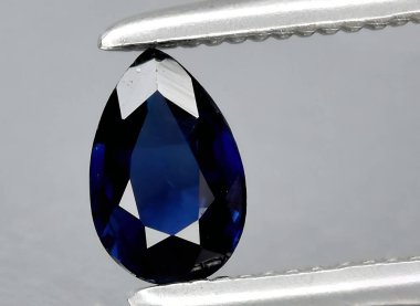 Arka planda doğal mavi safir taşı