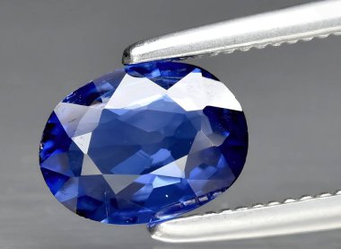 Arka planda doğal mavi safir taşı