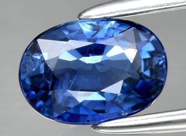 Arka planda doğal mavi safir taşı