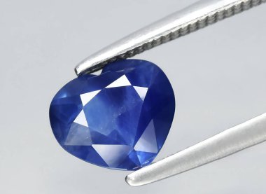 Arka planda doğal mavi safir taşı