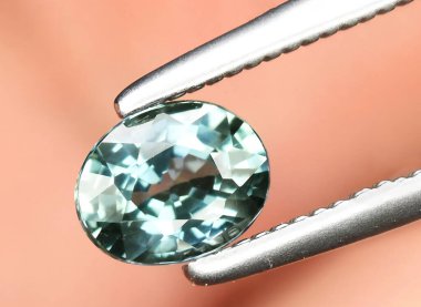 Arka planda doğal açık mavi safir mücevher