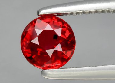 Arka planda doğal kırmızı safir mücevheri