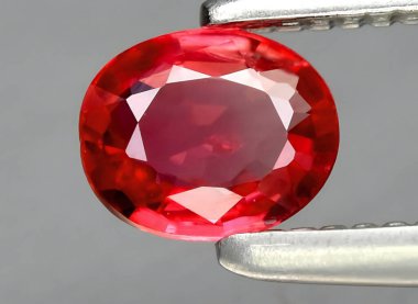 Arka planda doğal kırmızı safir mücevheri