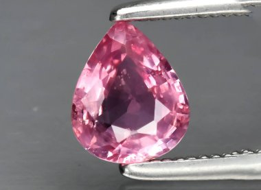 Arka planda doğal pembe safir mücevheri