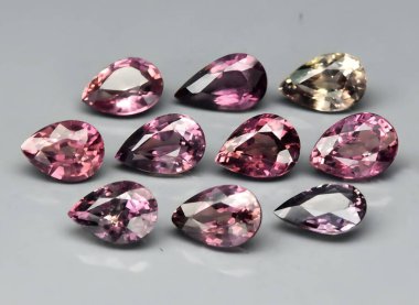 Arka planda doğal pembe safir mücevheri