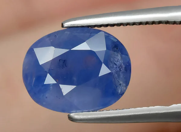 Arka planda doğal mavi safir taşı