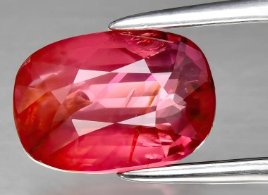 Arka planda doğal kırmızı safir mücevheri