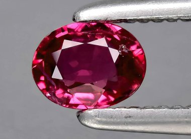 Arka planda doğal yakut mücevheri