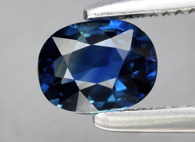 Arka planda doğal mavi safir taşı