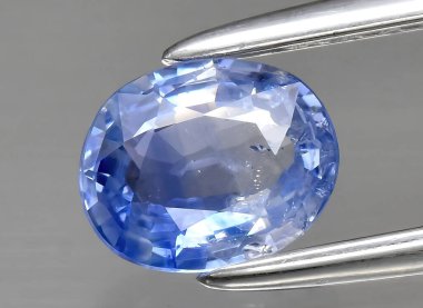 Arka planda doğal mavi safir taşı